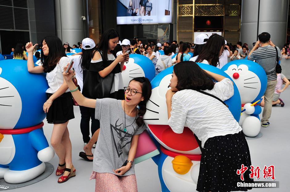 圖為成都民眾與哆啦A夢合影留念。