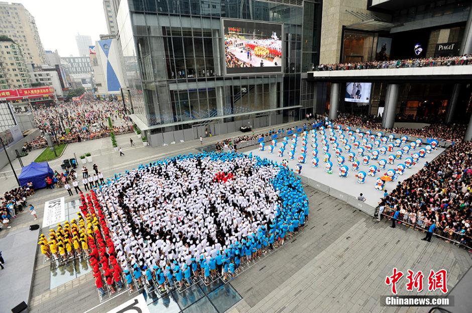 圖為來自全國各地的1293名粉絲共同完成史上最大的哆啦A夢拼圖。