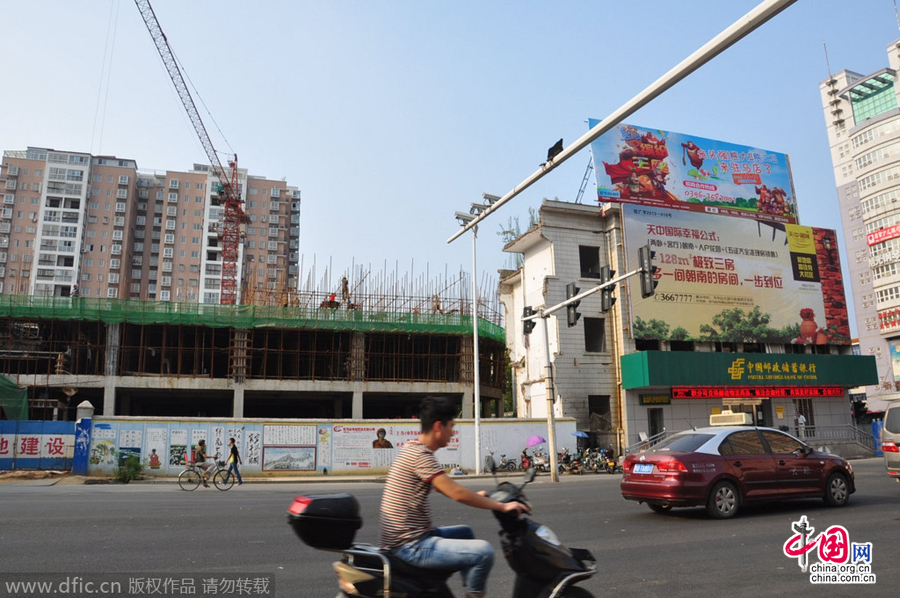 營業(yè)網(wǎng)點(diǎn)周圍也都在開發(fā)建設(shè),唯有這座三層小樓極為扎眼。