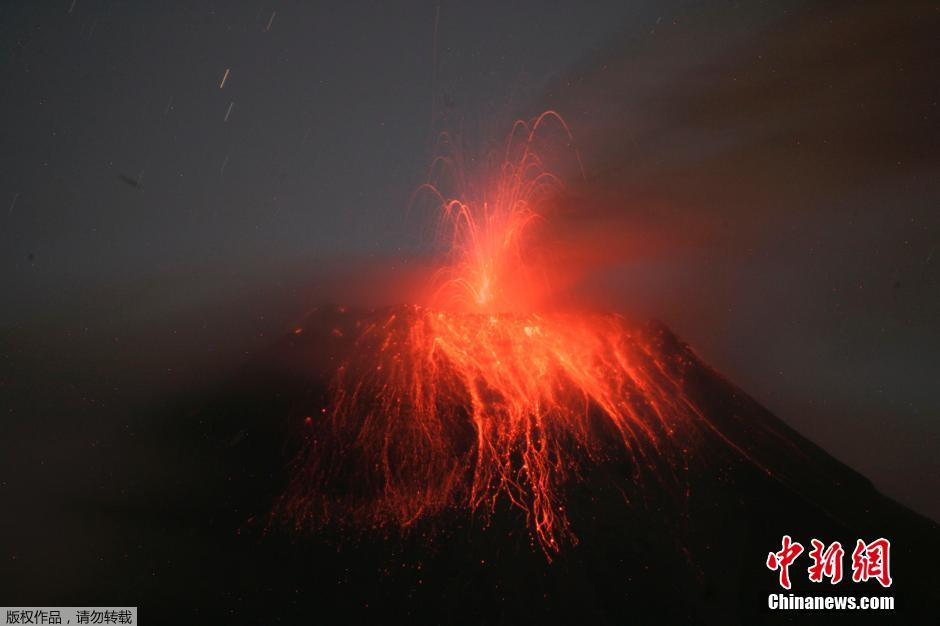 當(dāng)?shù)貢r(shí)間8月24日，厄瓜多爾通古拉瓦火山噴發(fā)，熔巖噴出宛如末世。