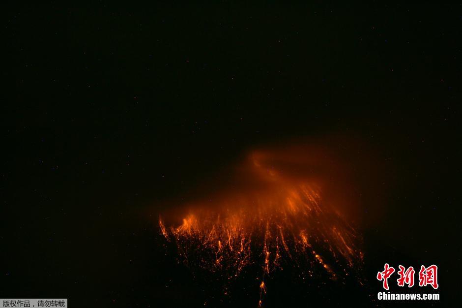 當(dāng)?shù)貢r(shí)間8月24日，厄瓜多爾通古拉瓦火山噴發(fā)，熔巖噴出宛如末世。