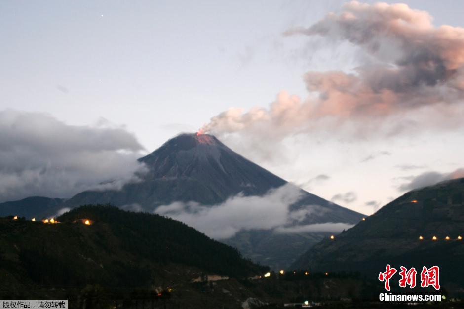 當(dāng)?shù)貢r(shí)間8月24日，厄瓜多爾通古拉瓦火山噴發(fā)，熔巖噴出宛如末世。