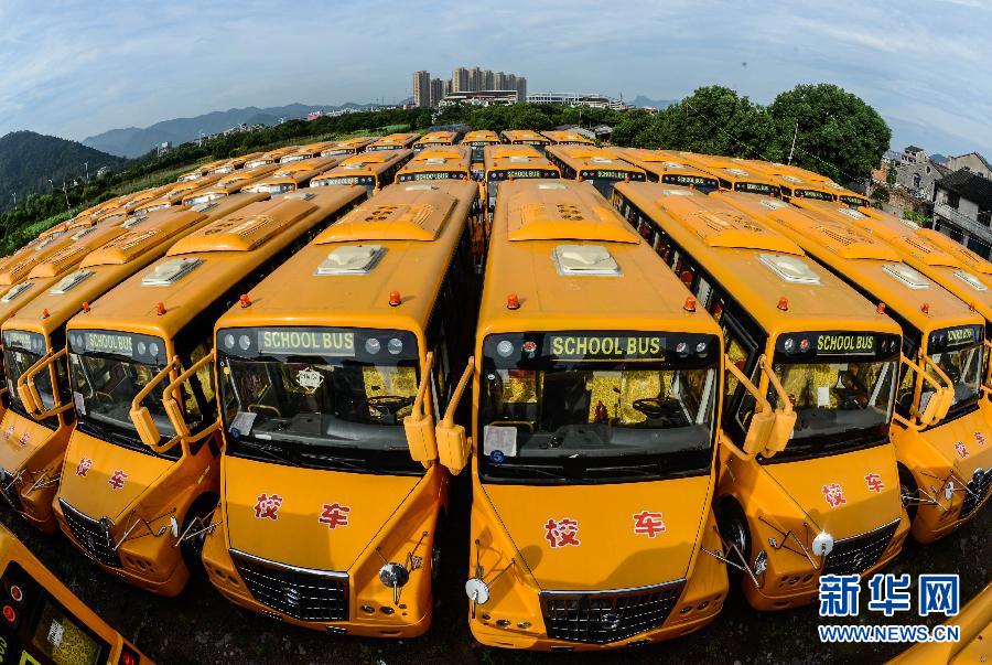  8月29日，被閑置的校車(chē)停在溫嶺市城西街道芷勝莊村一塊空地上。