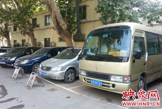 管城區(qū)委院內(nèi)已經(jīng)被封存公車(chē)在停車(chē)場(chǎng)停放。