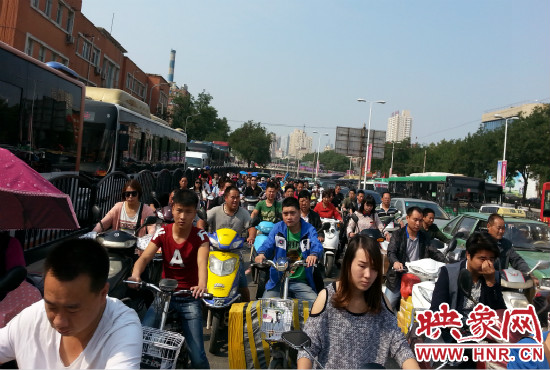在一些易堵路段車(chē)輛仍然“寸步難行”。