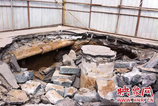 此次路面塌陷的直徑約為3米，深度有2米左右，坑內(nèi)布滿了碎石，路面下方20厘米左右。