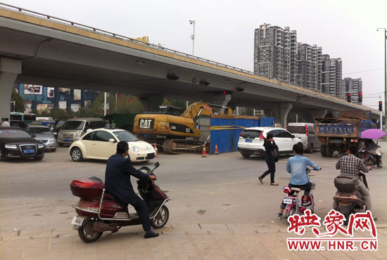 此次塌陷位于鄭州市西三環(huán)與中原路交叉口東側(cè)路西，對(duì)交通影響明顯。