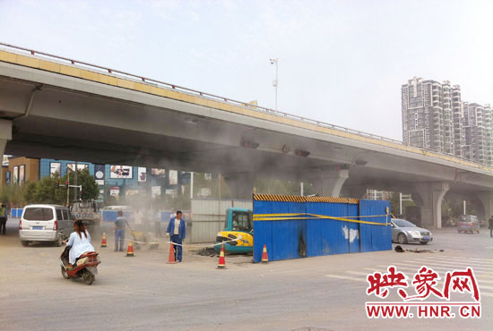 施工單位對(duì)塌陷處進(jìn)行路面切割，造成路面塵土飛揚(yáng)。