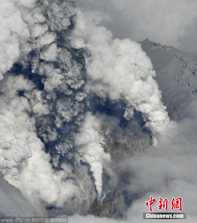 當?shù)貢r間2014年9月27日，日本中部御岳山發(fā)生噴發(fā)，或已造成數(shù)人受傷。