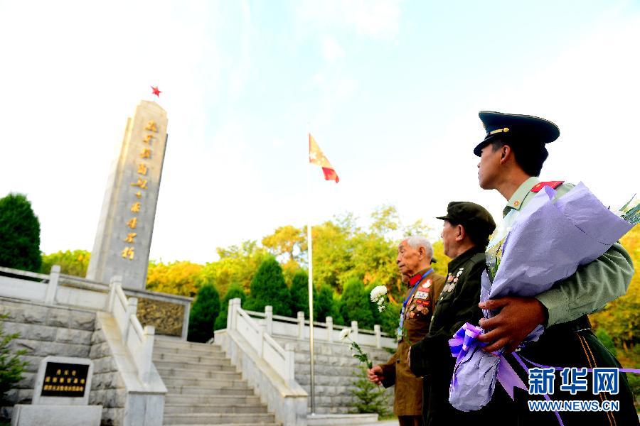 9月29日，在遼寧丹東抗美援朝烈士陵園，來自全國各地的革命老戰(zhàn)士及家屬向抗美援朝烈士紀(jì)念碑獻(xiàn)花。