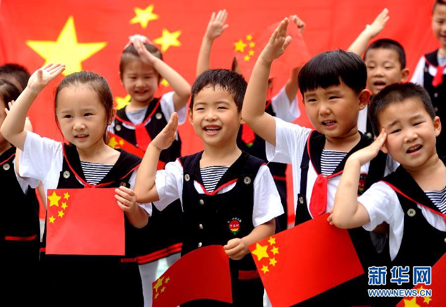  9月28日，安徽淮南市直機(jī)關(guān)幼兒園的小朋友在國(guó)旗前唱《國(guó)歌》，慶祝祖國(guó)65周歲生日。