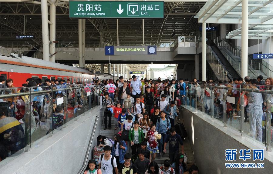 10月6日，抵達(dá)貴陽火車站的旅客準(zhǔn)備出站。