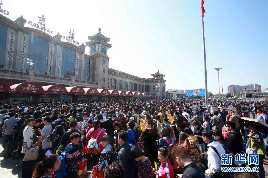  10月6日，在北京火車站，人們排隊(duì)進(jìn)站。