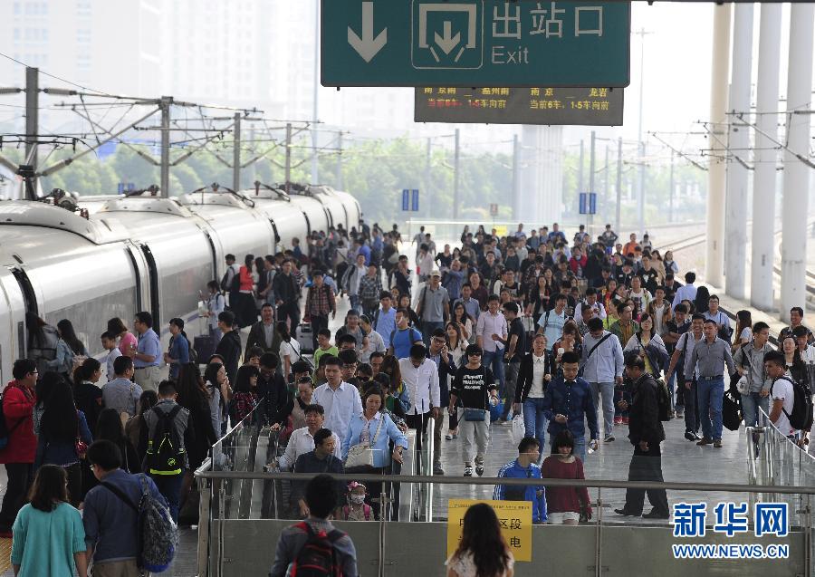 10月6日，無錫火車站站臺(tái)上人頭攢動(dòng)。