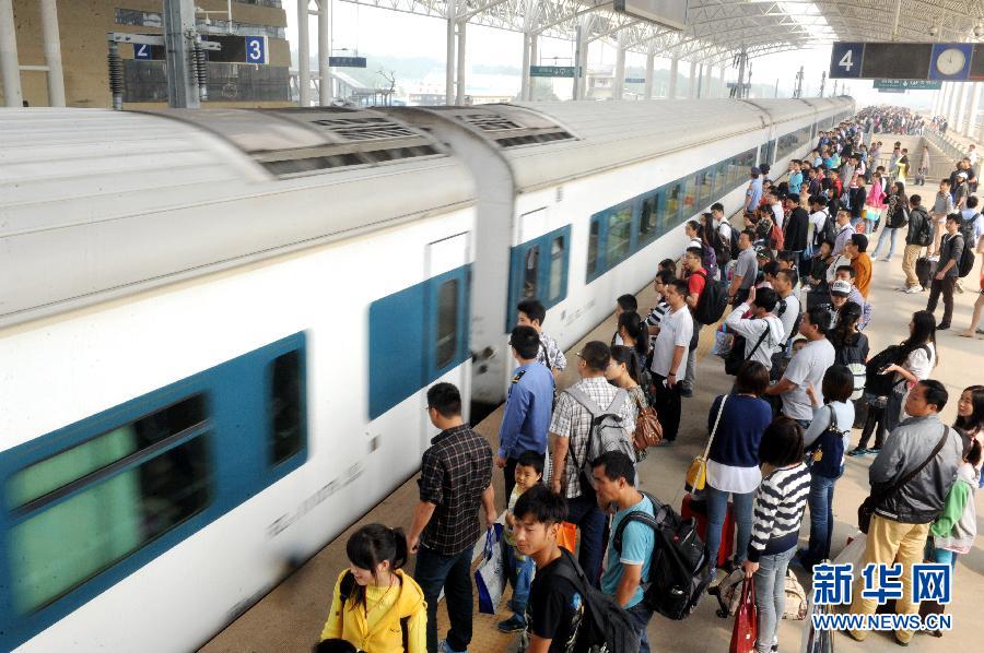 10月6日，在安徽銅陵火車站，大批旅客在站臺(tái)上等候乘車。