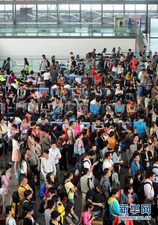 10月6日，旅客在蘇州火車站候車大廳等候乘車。