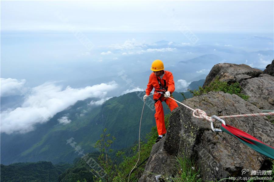 10月5日，峨眉山景區(qū)清潔工彭文才下到巖壁清理游客丟棄的垃圾。
