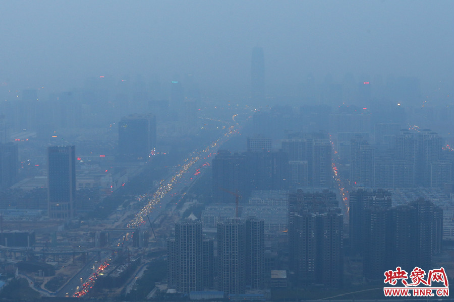 18：07鄭州被霧霾包裹著，不遠處的建筑隱約可見。