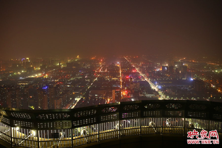 18：40鄭州沉浸在一片霧霾中，都市的燈光霧蒙蒙的，夜空看不到月亮的蹤跡。