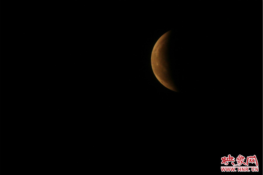 19：47夜風(fēng)吹散了霧霾，月亮漸露芳容。