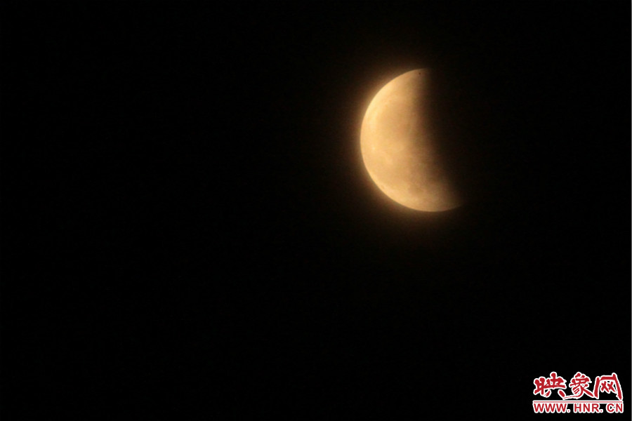 20：06月亮還泛著淡淡的紅色。
