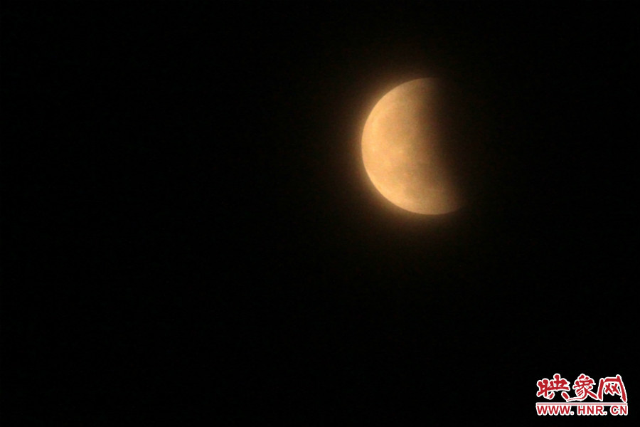 20：11夜空依然能見度很低，月亮看起來總是霧蒙蒙的。