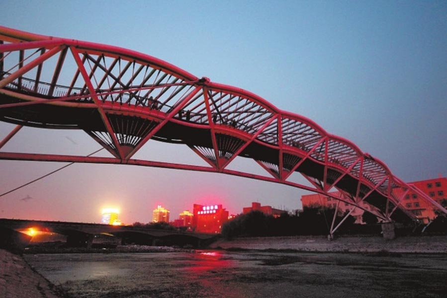 此前三座橋黑燈瞎火，許多人為此不敢從此過(guò)。