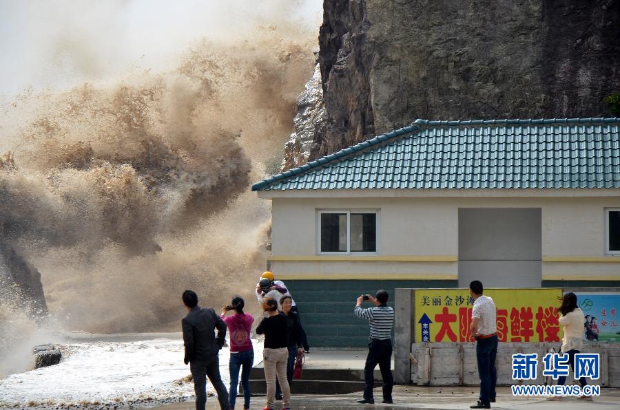 10月12日，浙江省溫嶺市石塘鎮(zhèn)海域出現(xiàn)大浪。