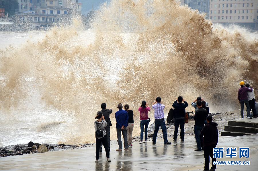 10月12日，人們?cè)谡憬貛X市石塘鎮(zhèn)觀看大浪。