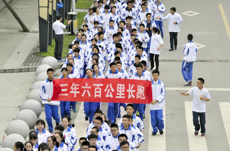 10月14日，成都七中萬(wàn)達(dá)學(xué)校實(shí)行三年跑六百公里才能畢業(yè)，現(xiàn)場(chǎng)學(xué)生開始長(zhǎng)跑。
