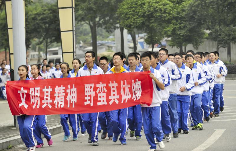 10月14日，成都七中萬(wàn)達(dá)學(xué)校實(shí)行三年跑六百公里才能畢業(yè)，現(xiàn)場(chǎng)學(xué)生開始長(zhǎng)跑。