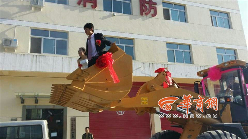 陜西小伙開8臺(tái)裝載機(jī)接新娘。