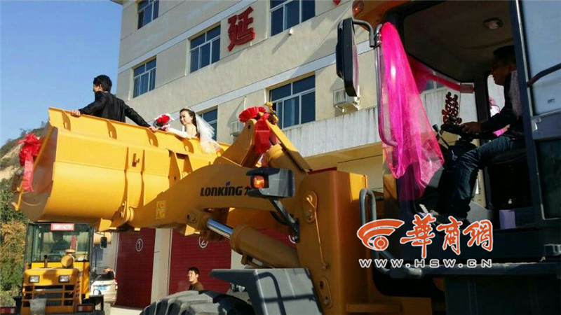 陜西小伙開8臺(tái)裝載機(jī)接新娘。