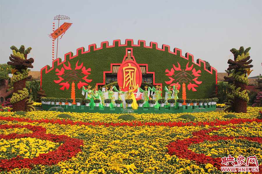 龍亭公園內(nèi)大型菊花景觀。