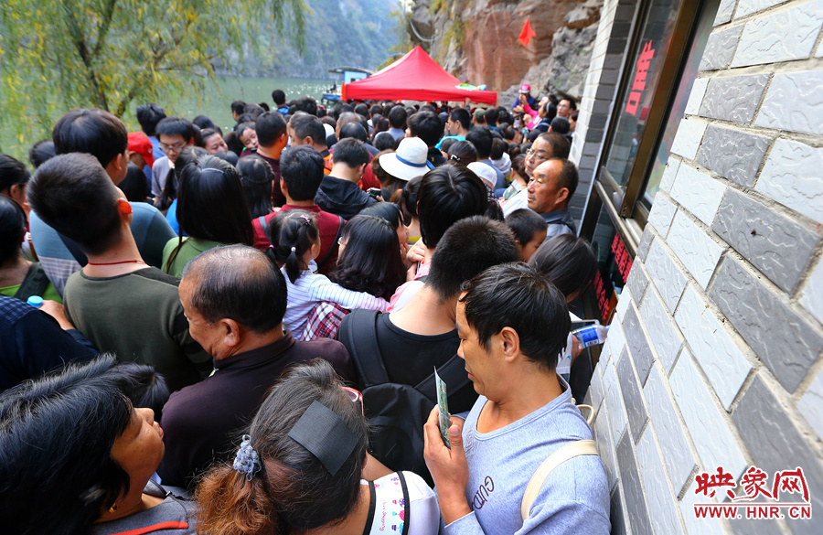 游船售票處前，游客被擠得無法轉(zhuǎn)身