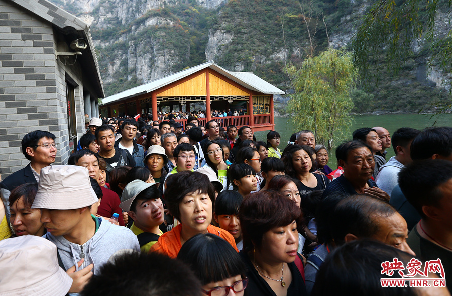 等待上船的碼頭上，游人擁擠不動(dòng)