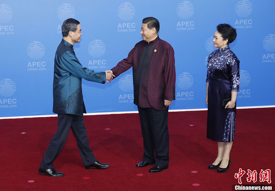 圖為習(xí)近平夫婦歡迎中國香港特別行政區(qū)行政長官梁振英。中新社發(fā) 杜洋 攝