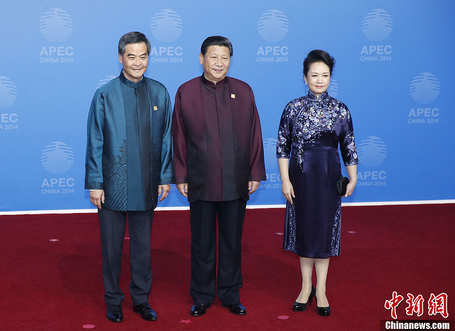 圖為習(xí)近平夫婦歡迎中國香港特別行政區(qū)行政長官梁振英。中新社發(fā) 杜洋 攝
