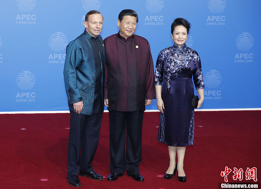 圖為習(xí)近平夫婦歡迎澳大利亞總理阿博特。中新社發(fā) 杜洋 攝