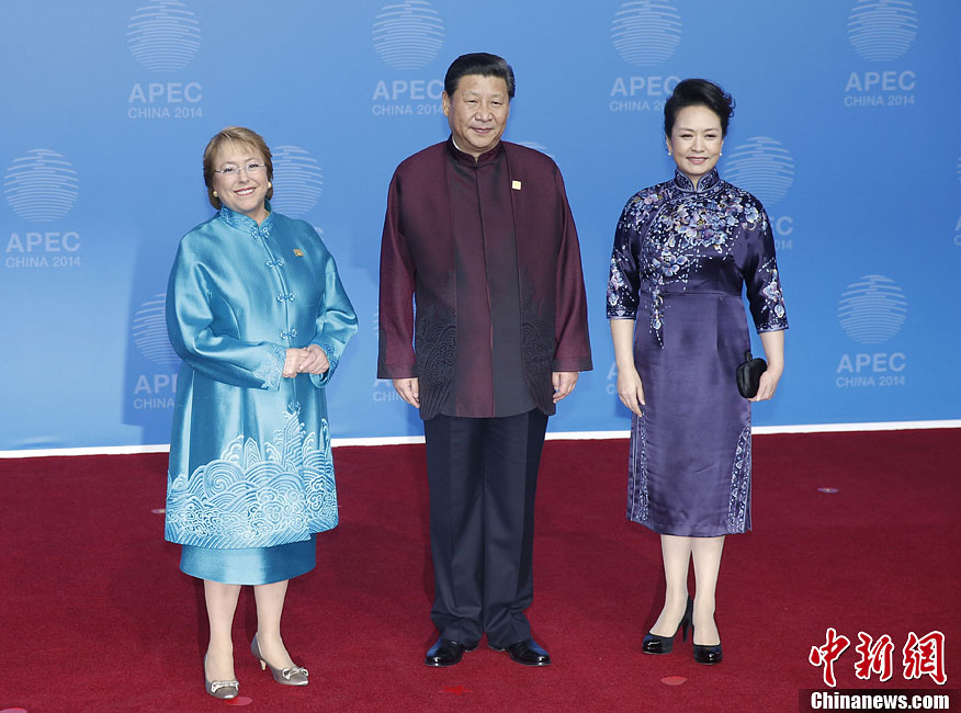圖為習(xí)近平夫婦歡迎智利總統(tǒng)巴切萊特。中新社發(fā) 杜洋 攝