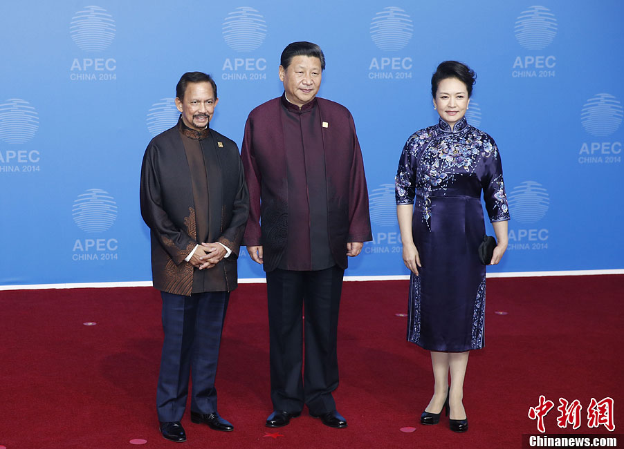圖為習(xí)近平夫婦歡迎文萊蘇丹哈桑納爾。中新社發(fā) 杜洋 攝
