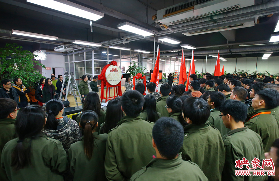 “雙十一”零點(diǎn)到來(lái)前，電商的負(fù)責(zé)人為一線員工鼓勁加油