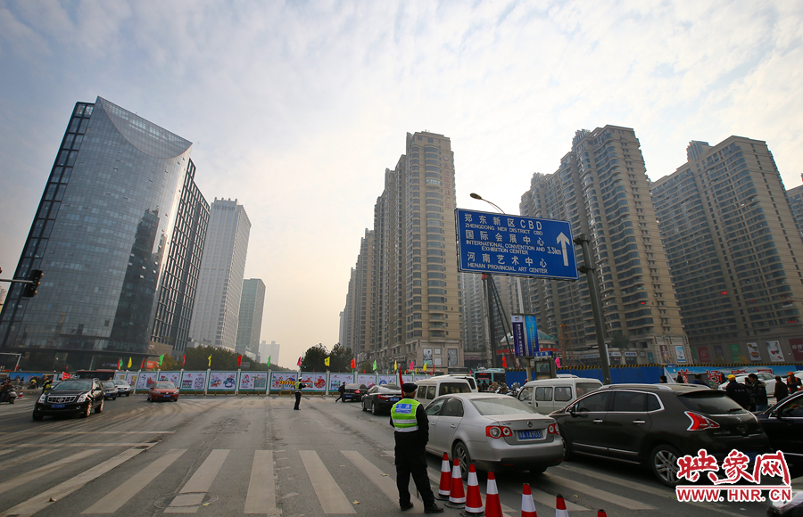 由于圍擋，汽車司機(jī)看不到對面的紅綠燈，車輛通行全靠交警現(xiàn)場指揮