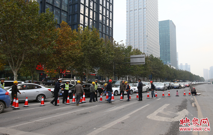 早上高峰期到來前，交警和工作人員設(shè)置道路引導(dǎo)警示樁