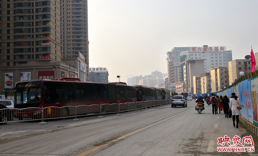未來路道路兩邊施工，行人和非機(jī)動(dòng)在機(jī)動(dòng)車道路上通行