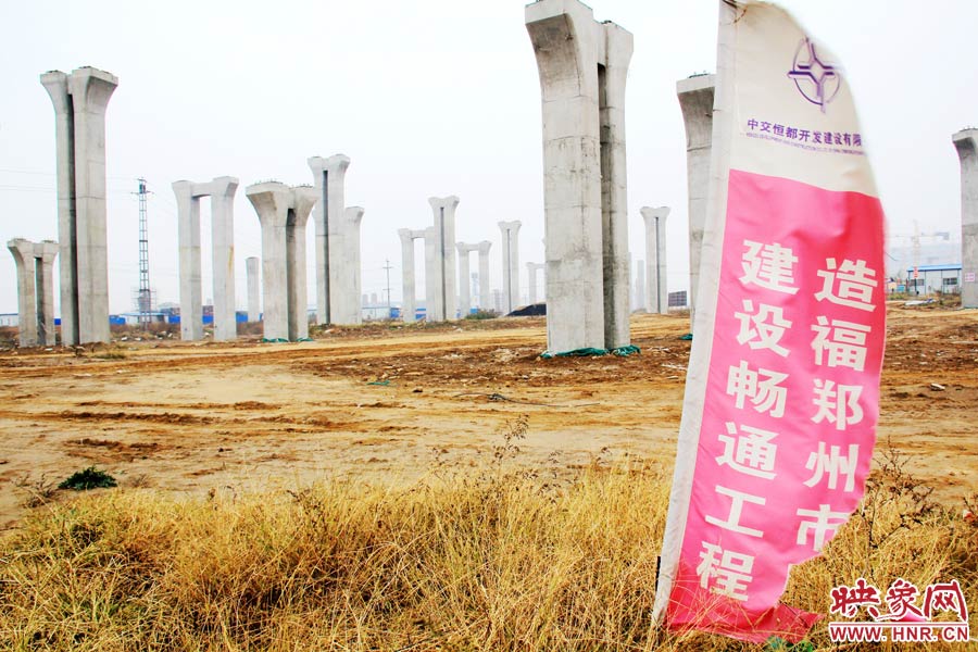 施工現(xiàn)場(chǎng)還插放著“建設(shè)暢通鄭州，造福鄭州市民”的條幅。