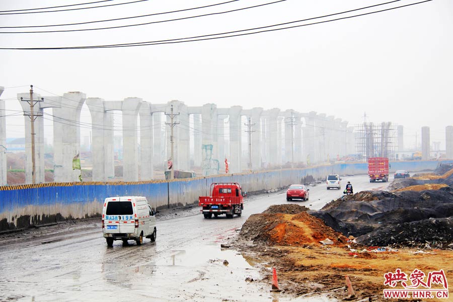 鄭平路柴郭轉(zhuǎn)盤(pán)處以及圍擋兩邊預(yù)留的道路坑坑洼洼，無(wú)人維護(hù)，造成事故頻發(fā)，經(jīng)常堵車(chē)。