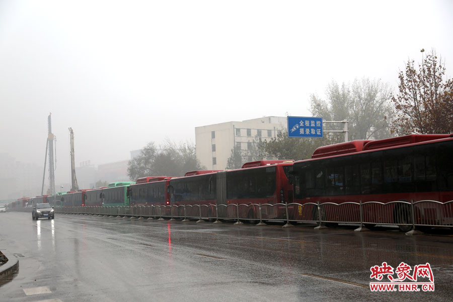 金水路未來(lái)路附近的公交“合體”變身小火車(chē)
