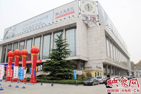 11月28日，記者從鄭州市政府獲悉，河南省人民會(huì)堂決定拆除違法存在10多年的巨型樓頂廣告。