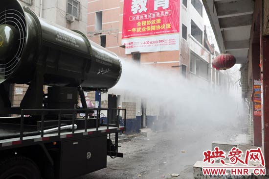 針對造成霧霾的主兇“建筑工地?fù)P塵”，“霧炮車”降塵除塵效果能到到80%。